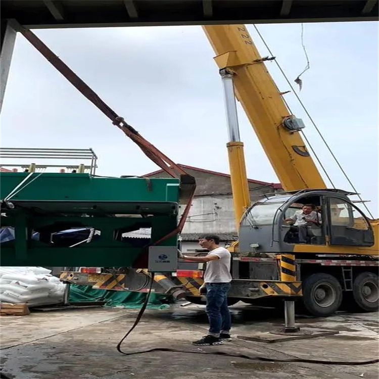 响水镇建筑工地吊装